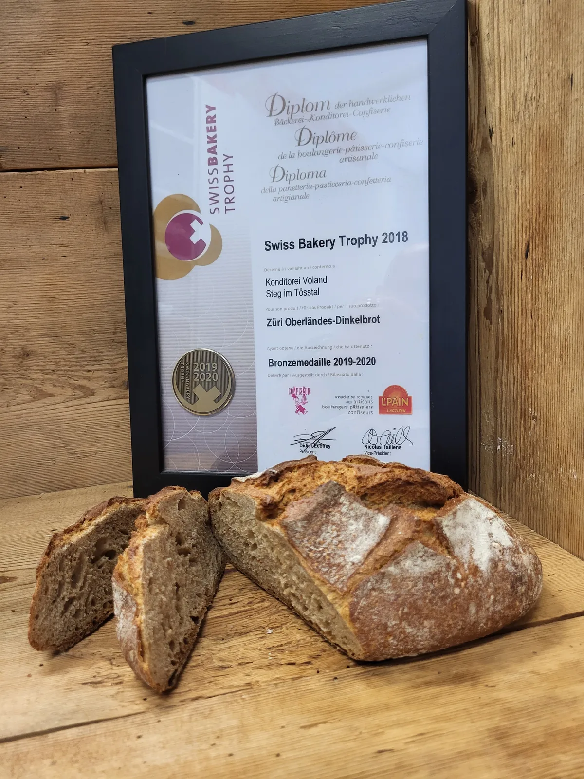 abgeschnittene Brotscheiben und ein Teil Brot liegt auf einem Holzbrett.